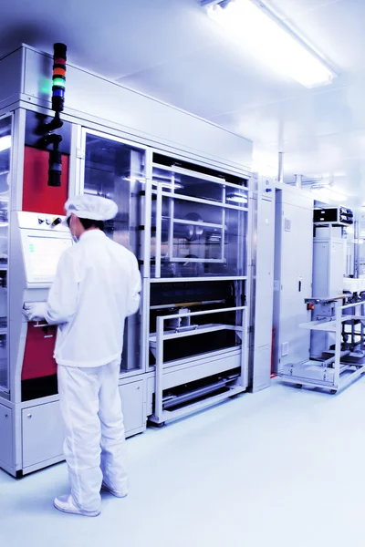 Zautomatyzowana linia produkcyjna w nowoczesnej fabryce krzemu słonecznego — Zdjęcie stockowe