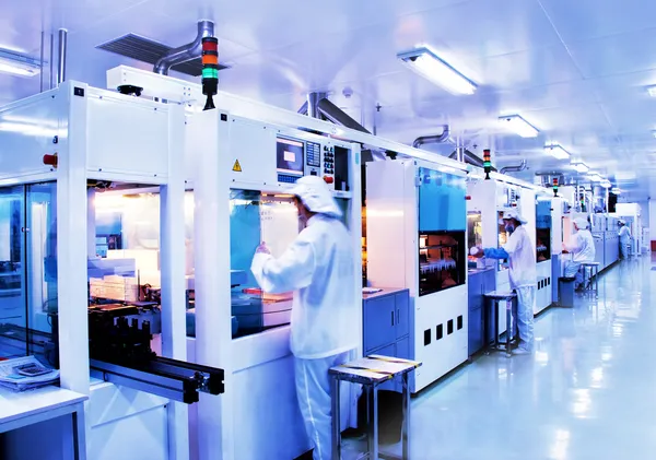 Автоматизированная производственная линия на современном солнечном кремниевом заводе — стоковое фото