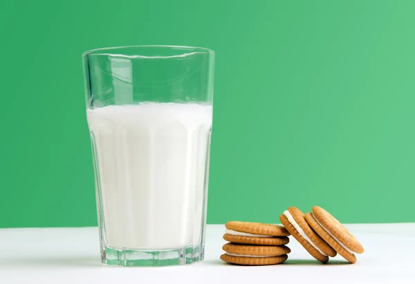 Tarta llena de crema y un vaso de leche — Foto de Stock
