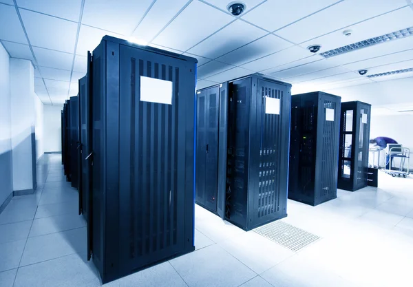 Una sala server con server neri — Foto Stock