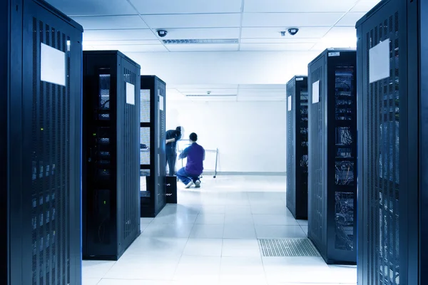 Een serverruimte met zwarte servers — Stockfoto