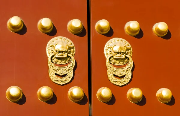Porta tradicional chinesa na cidade proibida — Fotografia de Stock