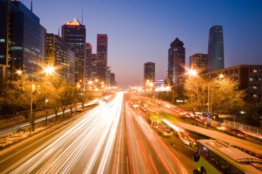 Pekin'de gece trafik