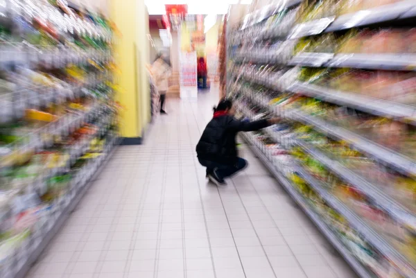 Uma mulher fazendo compras com borrão zoom — Fotografia de Stock