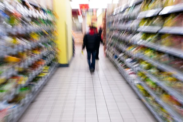 Een vrouw winkelen met Zoomen vervagen — Stockfoto