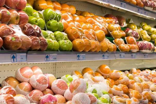 Свежие фрукты в гипермаркете — стоковое фото
