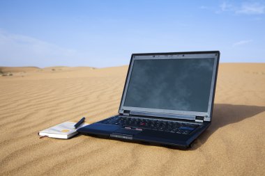 çöl üzerinde izole laptop