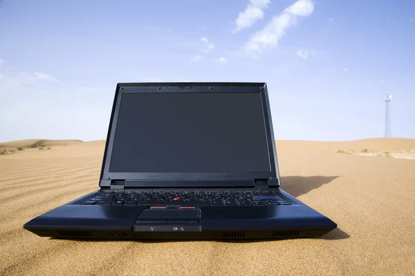 Laptop isolerad på öknen — Stockfoto