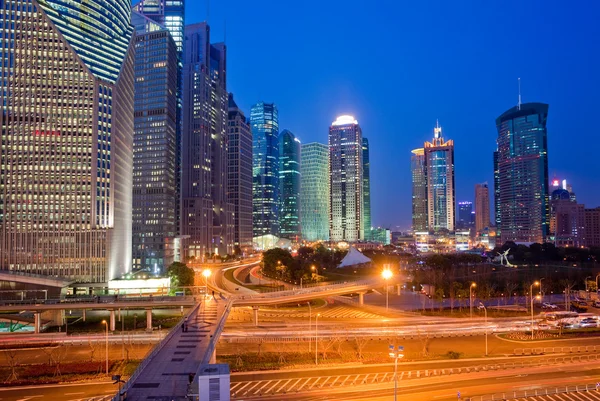 Shanghai skyline 's nachts — Stockfoto