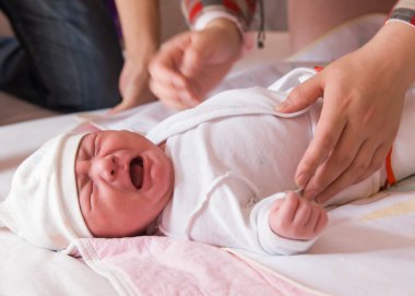 Yeni doğan bebek yatak, seçici odak ağlıyor
