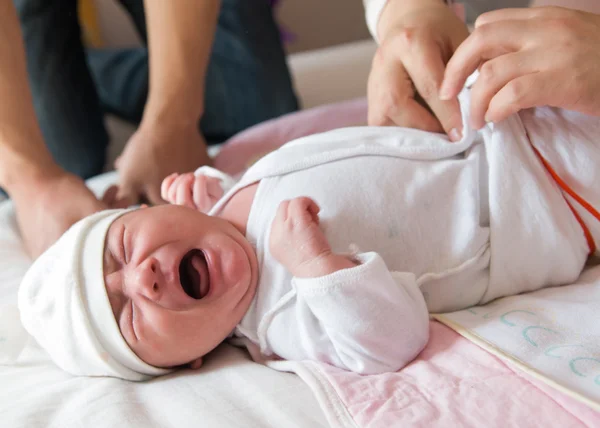 Neonato che piange sul letto, concentrazione selettiva — Foto Stock