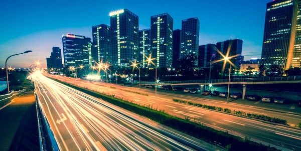 Sentieri leggeri sulla città moderna al tramonto a Pechino, Cina — Foto Stock