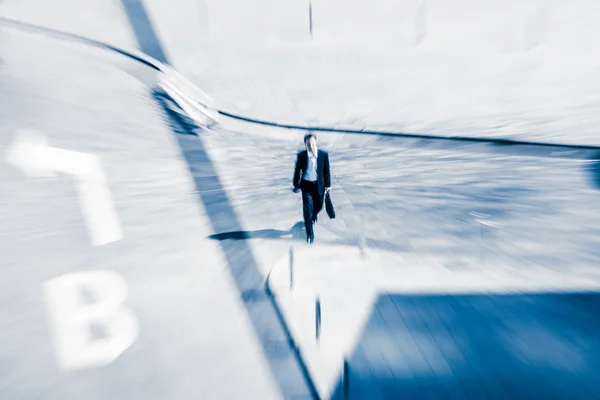 Caminando por el distrito de negocios — Foto de Stock