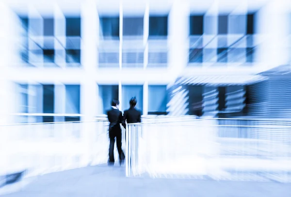 Walking in the business district, with skyscrapers. — Stock Photo, Image