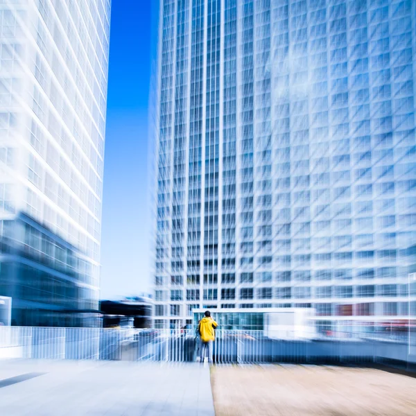 Im Geschäftsviertel mit Wolkenkratzern. — Stockfoto