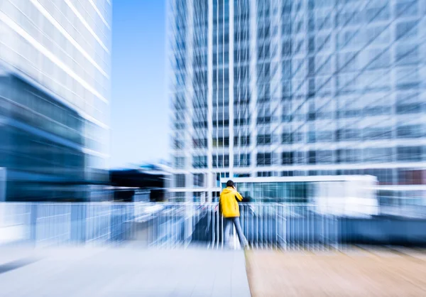 In the business district, with skyscrapers. — Stock Photo, Image