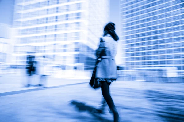 Walking in the business district, with skyscrapers. — Stock Photo, Image