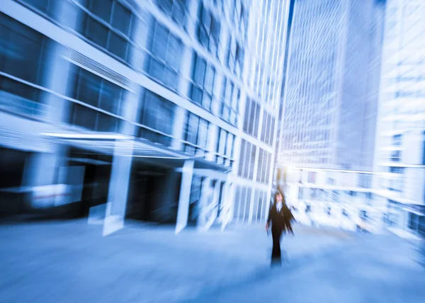 Promenader i affärsdistriktet, med skyskrapor. — Stockfoto