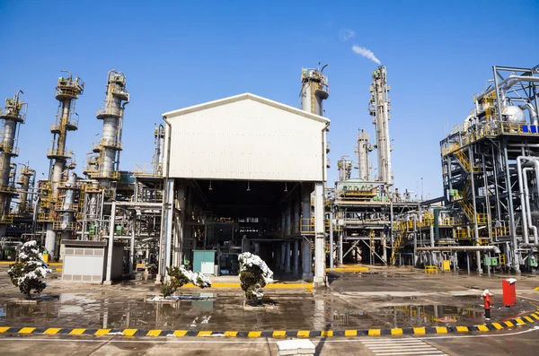 Chemische fabriek in de blauwe hemel — Stockfoto