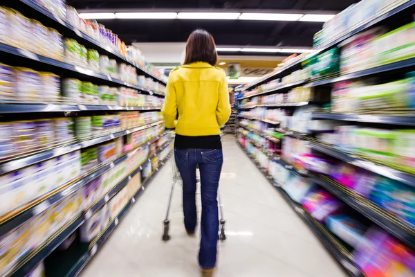 Shopping al supermercato, motion blur — Foto Stock