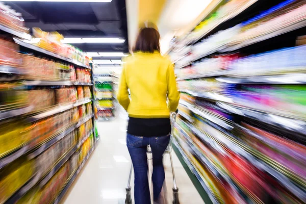 Winkelen bij de supermarkt, bewegingsonscherpte — Stockfoto