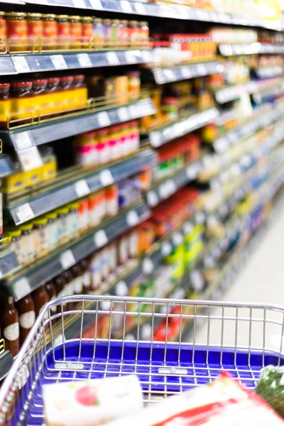 Shopping at the supermarket — Stock Photo, Image