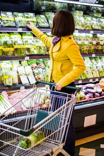 Jovem mulher compras no supermercado — Fotografia de Stock