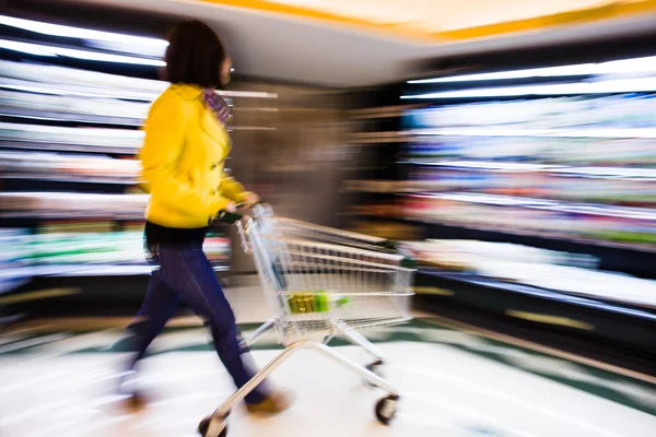 Shopping i snabbköpet, rörelseoskärpa — Stockfoto