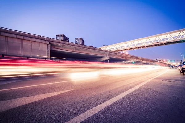 Nachts leichte Spuren an Verkehrsknotenpunkten — Stockfoto