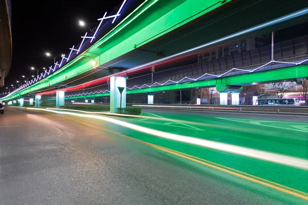 Traços de luz nas junções de trânsito à noite — Fotografia de Stock