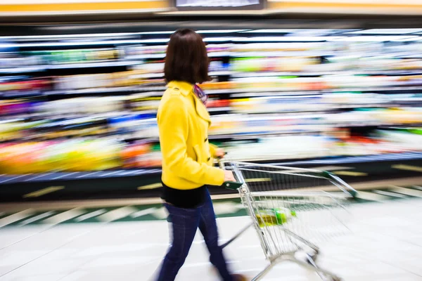 Shopping al supermercato, motion blur — Foto Stock