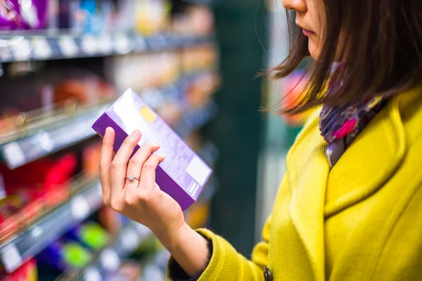 Jonge vrouw winkelen in de supermarkt Rechtenvrije Stockafbeeldingen