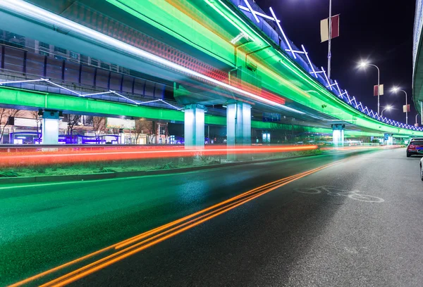 Lehké stopy na dopravních uzlů v noci — Stock fotografie