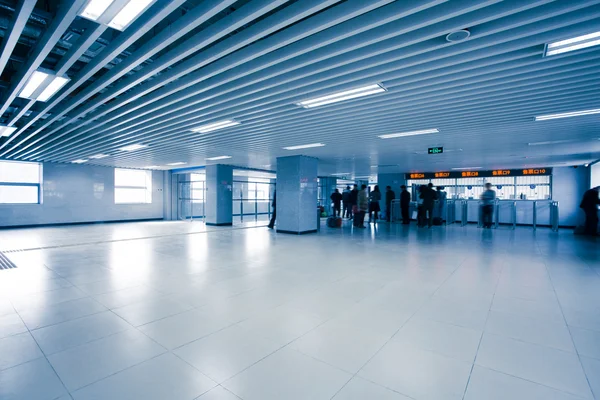 Passagerare i Peking buss station.motion oskärpa — Stockfoto