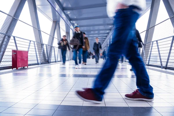 Passagier in der beijing Bushaltestelle. Bewegungsunschärfe — Stockfoto