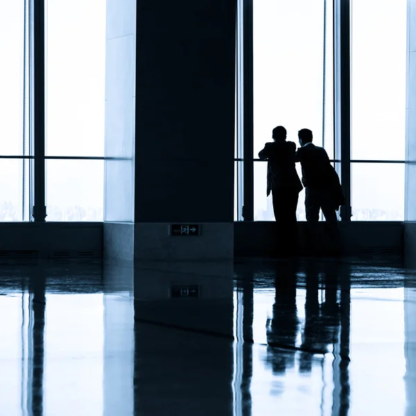 Bild von Silhouetten im morden Bürogebäude — Stockfoto