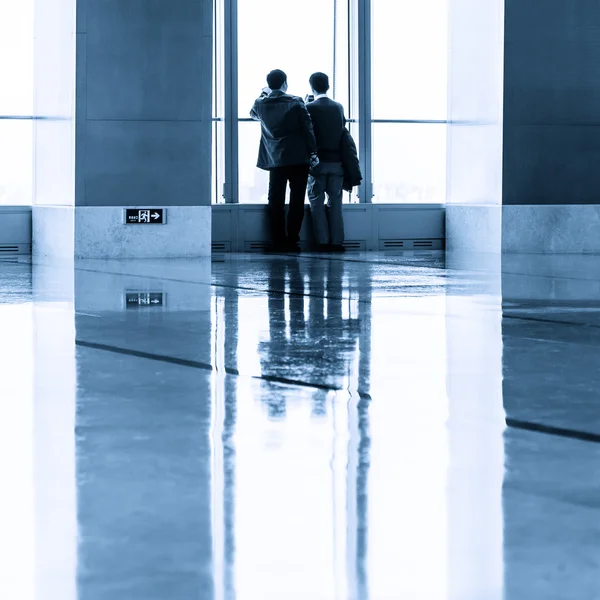 Bild von Silhouetten im morden Bürogebäude — Stockfoto