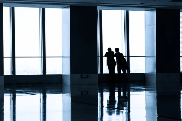 Image of silhouettes at morden office building — Stock Photo, Image