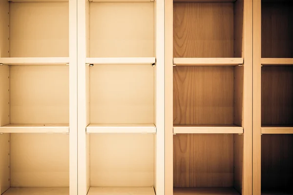 Пустой книжный шкаф — стоковое фото