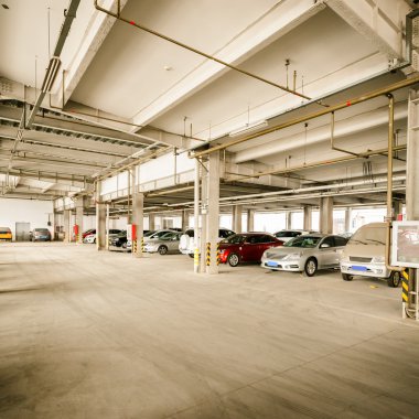 bazı park edilmiş arabalar ile iç kapalı otopark.