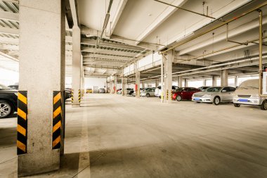 bazı park edilmiş arabalar ile iç kapalı otopark.
