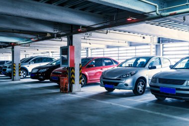 bazı park edilmiş arabalar ile iç kapalı otopark.