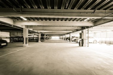 bazı park edilmiş arabalar ile iç kapalı otopark.