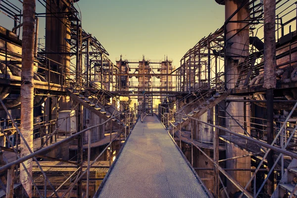 Kemisk fabrik i solnedgången — Stockfoto
