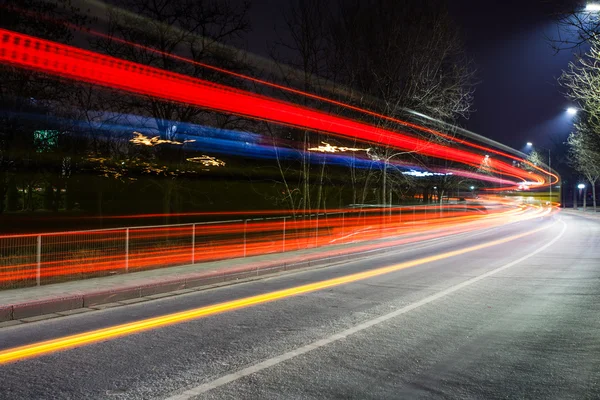 Nachts leichte Spuren an Verkehrsknotenpunkten — Stockfoto