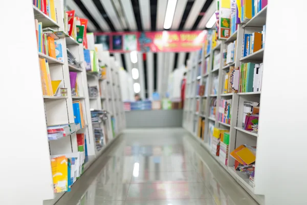 Os corredores em uma biblioteca pública com prateleiras cheias de livros — Fotografia de Stock