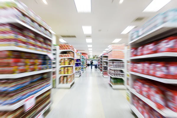 Corredor de supermercado vazio, borrão de movimento — Fotografia de Stock