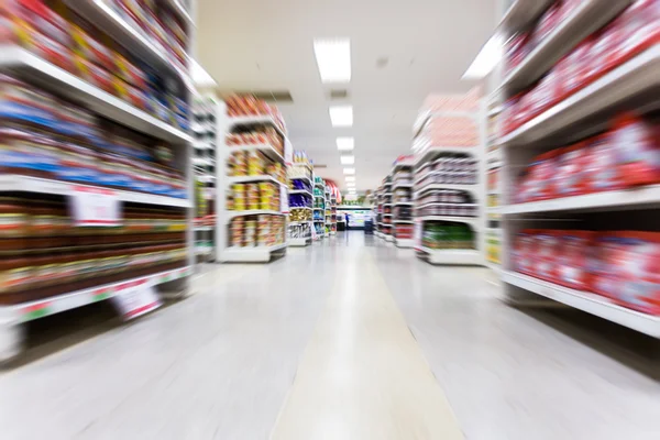 Leere Supermarktgasse, Bewegungsunschärfe — Stockfoto