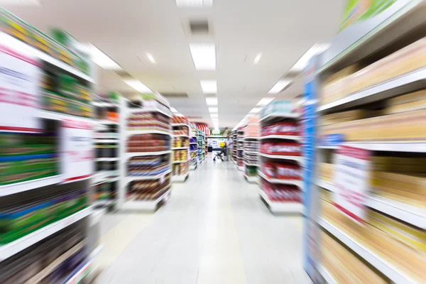 Lege supermarkt gangpad, bewegingsonscherpte — Stockfoto