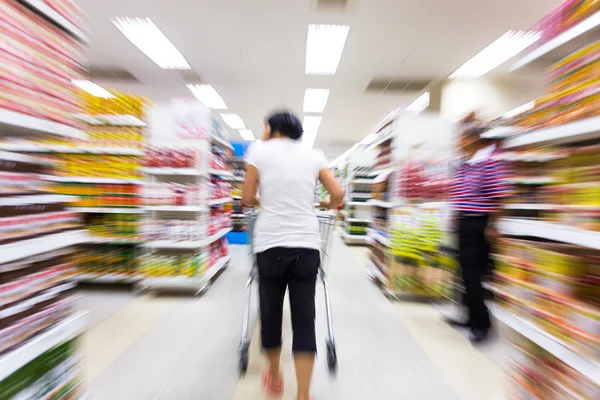 Jeune femme faisant du shopping au supermarché — Photo